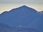 38 Maxi zoom verso il Canto Alto (1146 m) con S. Antonio Abbandonato in primo piano